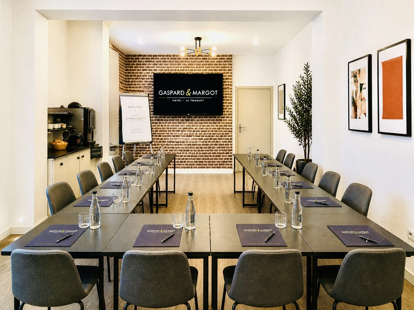 La salle Margot dressée en configuration séminaire, tables en U et lumière du jour